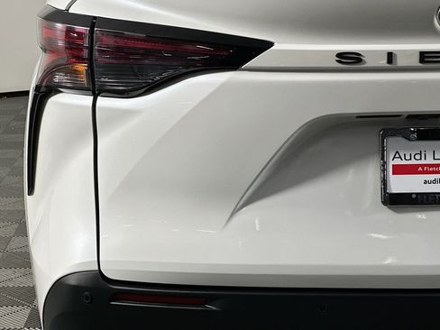 Used 2023 Toyota Sienna XLE FWD image 18
