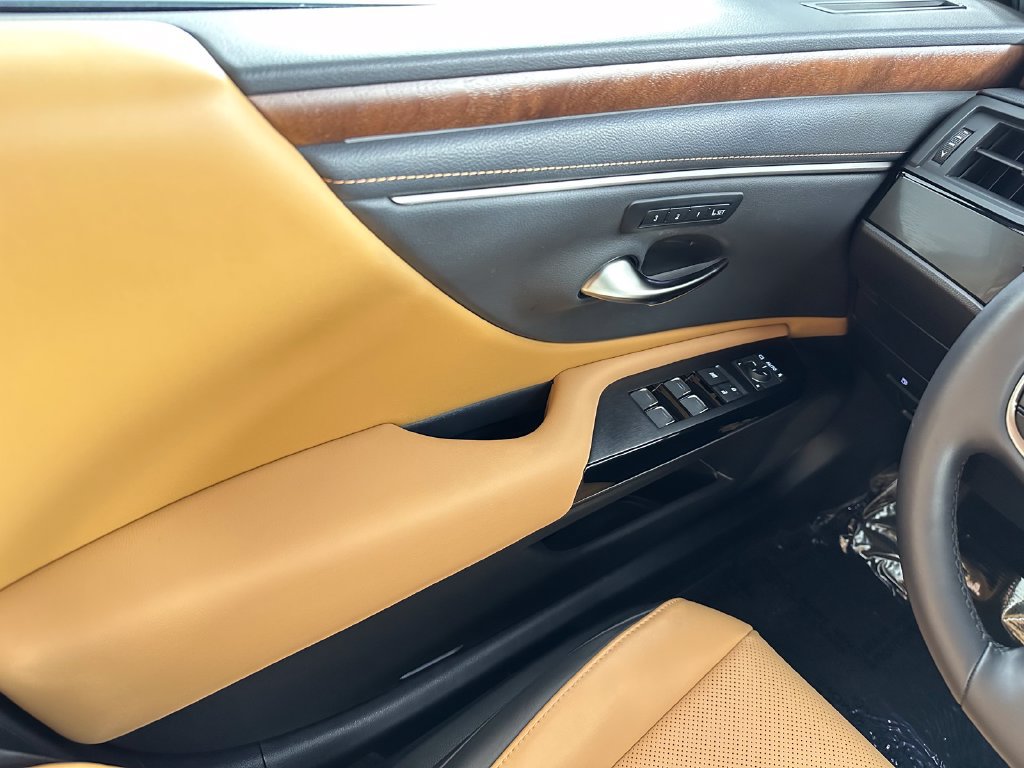 Used 2025 Lexus ES 350 w/ Accessory Package (Z2) FWD image 35