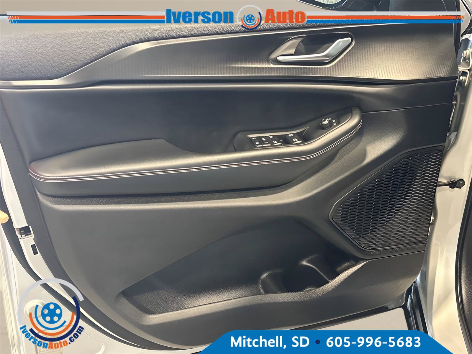Used 2023 Jeep Grand Cherokee L Laredo AWD/4WD image 13