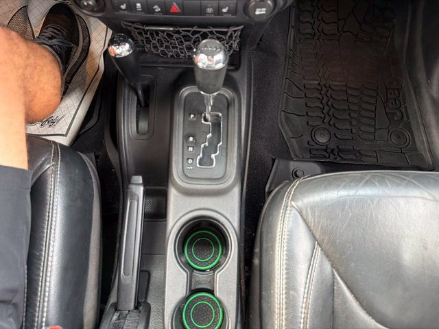 Used 2015 Jeep Wrangler Unlimited Rubicon w/ Connectivity Group AWD/4WD image 16