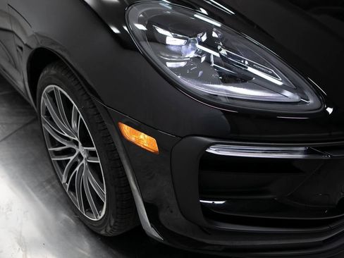 Certified 2025 Porsche Macan image 12