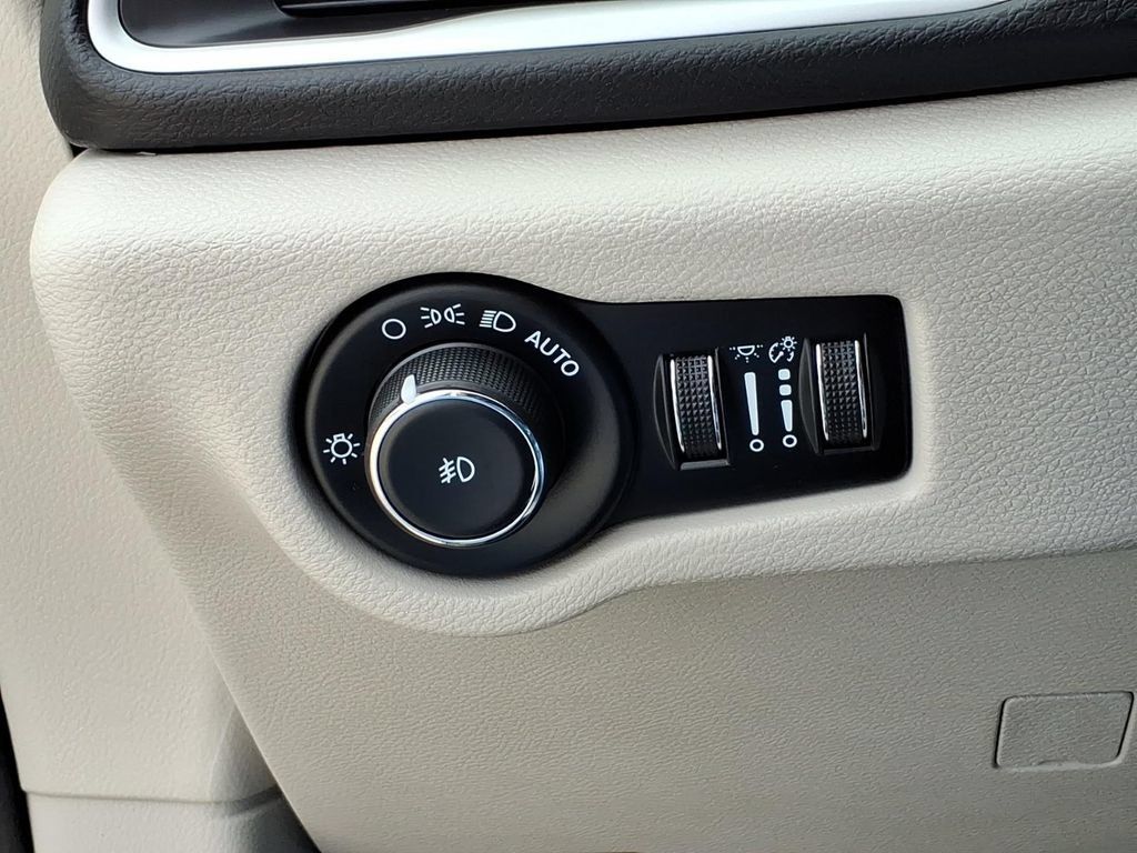 Used 2024 Chrysler Pacifica Touring-L FWD image 16