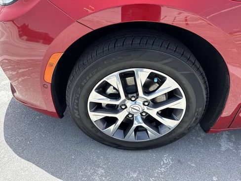 Used 2025 Chrysler Pacifica Pinnacle FWD image 10