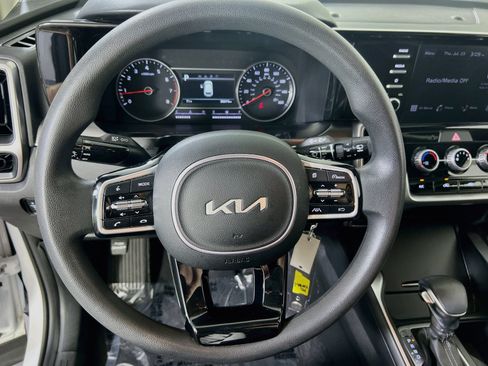 Used 2023 Kia Sorento LX FWD image 11
