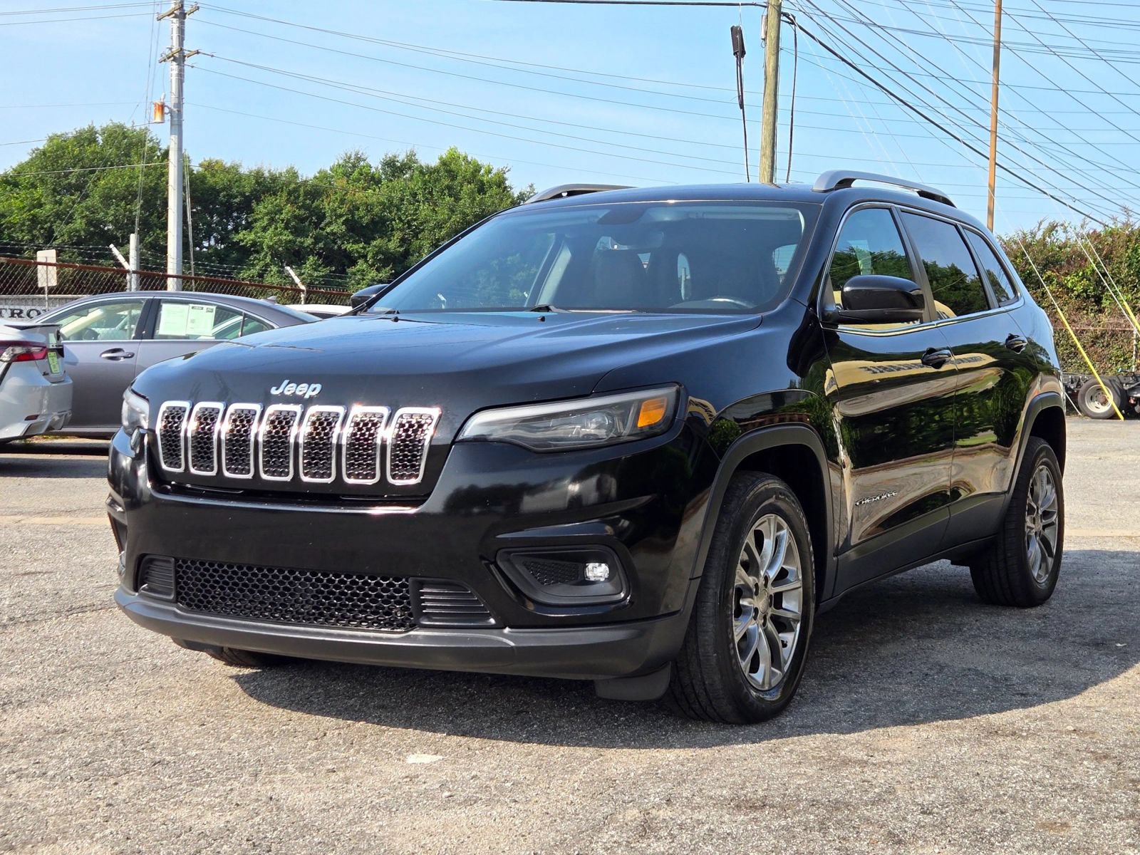 Used 2019 Jeep Cherokee Latitude Plus w/ Comfort/Convenience Group FWD image 2