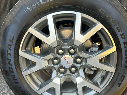 Used 2023 GMC Acadia SLE w/ Driver Convenience Package image 17