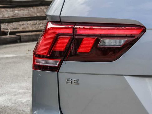 Used 2022 Volkswagen Tiguan SE w/ Panoramic Sunroof Package image 11