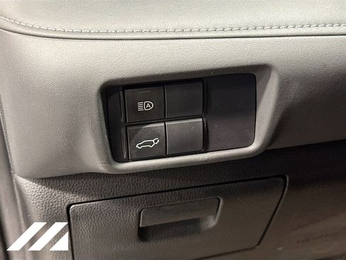 Used 2020 Toyota Highlander XLE image 10