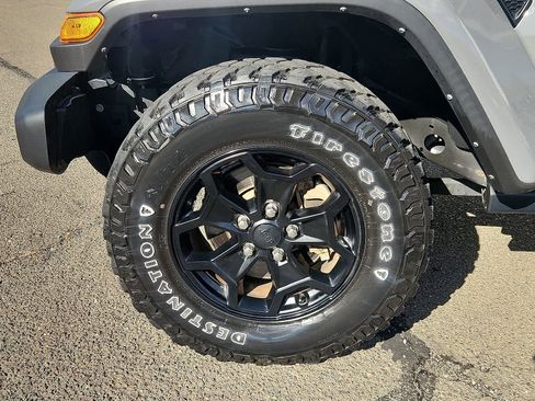 Used 2022 Jeep Gladiator Sport image 9