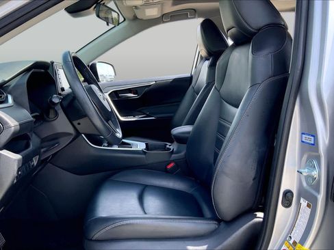 Used 2019 Toyota RAV4 XLE Premium FWD image 8
