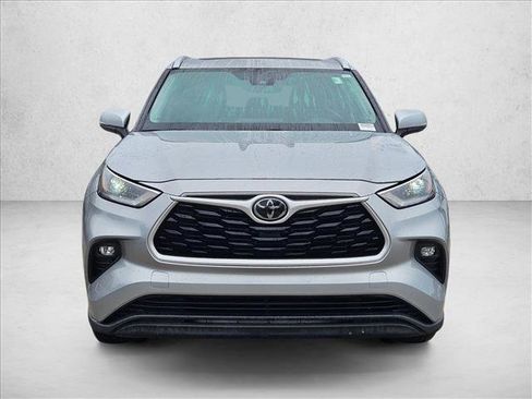 Used 2021 Toyota Highlander XLE image 2