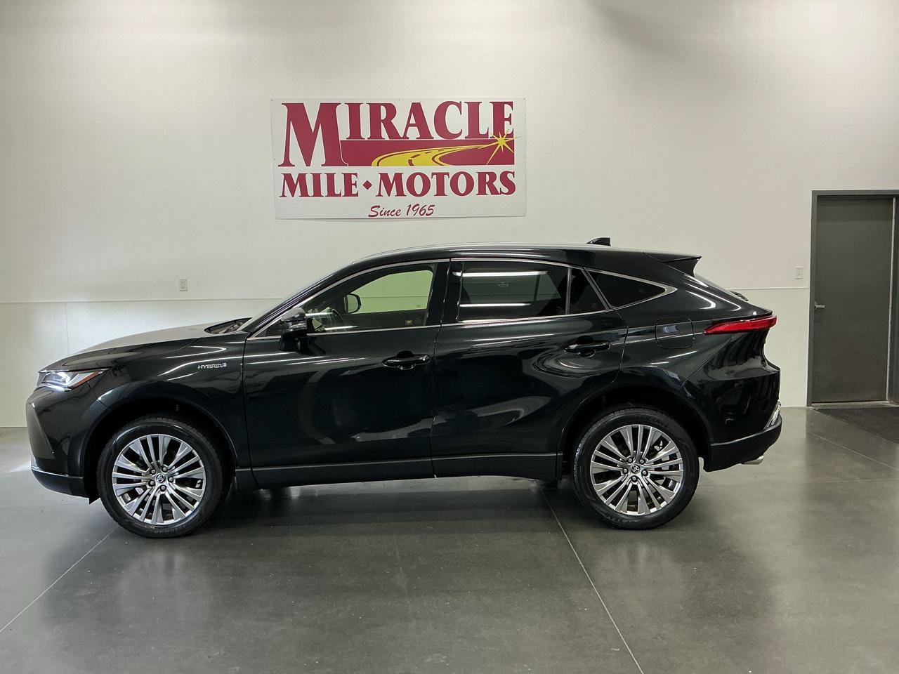 Used 2021 Toyota Venza XLE w/ Softex Package AWD/4WD image 2
