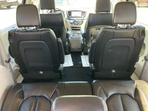 Certified 2023 Chrysler Pacifica Touring-L FWD image 11