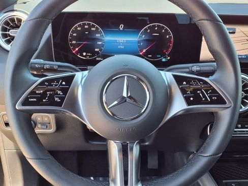 Used 2025 Mercedes-Benz GLA 250 image 8