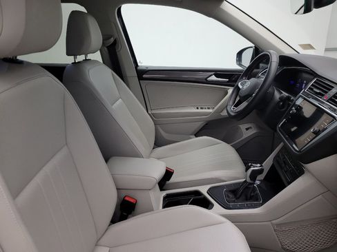 Used 2022 Volkswagen Tiguan SE w/ Panoramic Sunroof Package FWD image 21