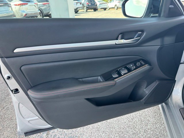 Used 2025 Nissan Altima 2.5 SR AWD/4WD image 17