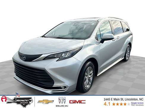 Used 2024 Toyota Sienna XLE image 1