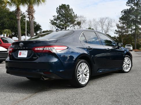 Certified 2019 Toyota Camry XLE image 4
