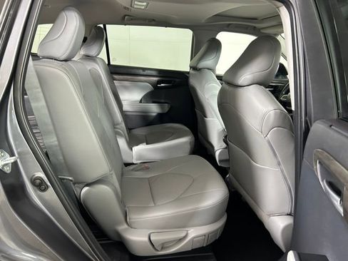 Used 2024 Toyota Highlander Limited image 28