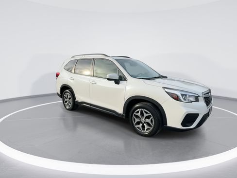 Used 2019 Subaru Forester Premium w/ All-Weather Package image 2