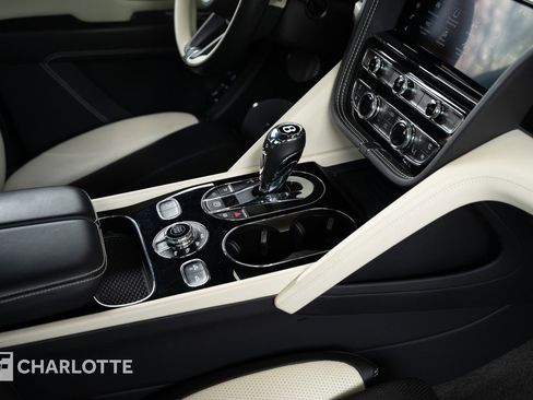 Used 2024 Bentley Bentayga image 32
