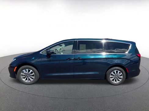 Used 2023 Chrysler Pacifica Touring-L FWD image 9