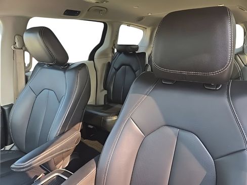 Used 2023 Chrysler Pacifica Touring-L FWD image 11