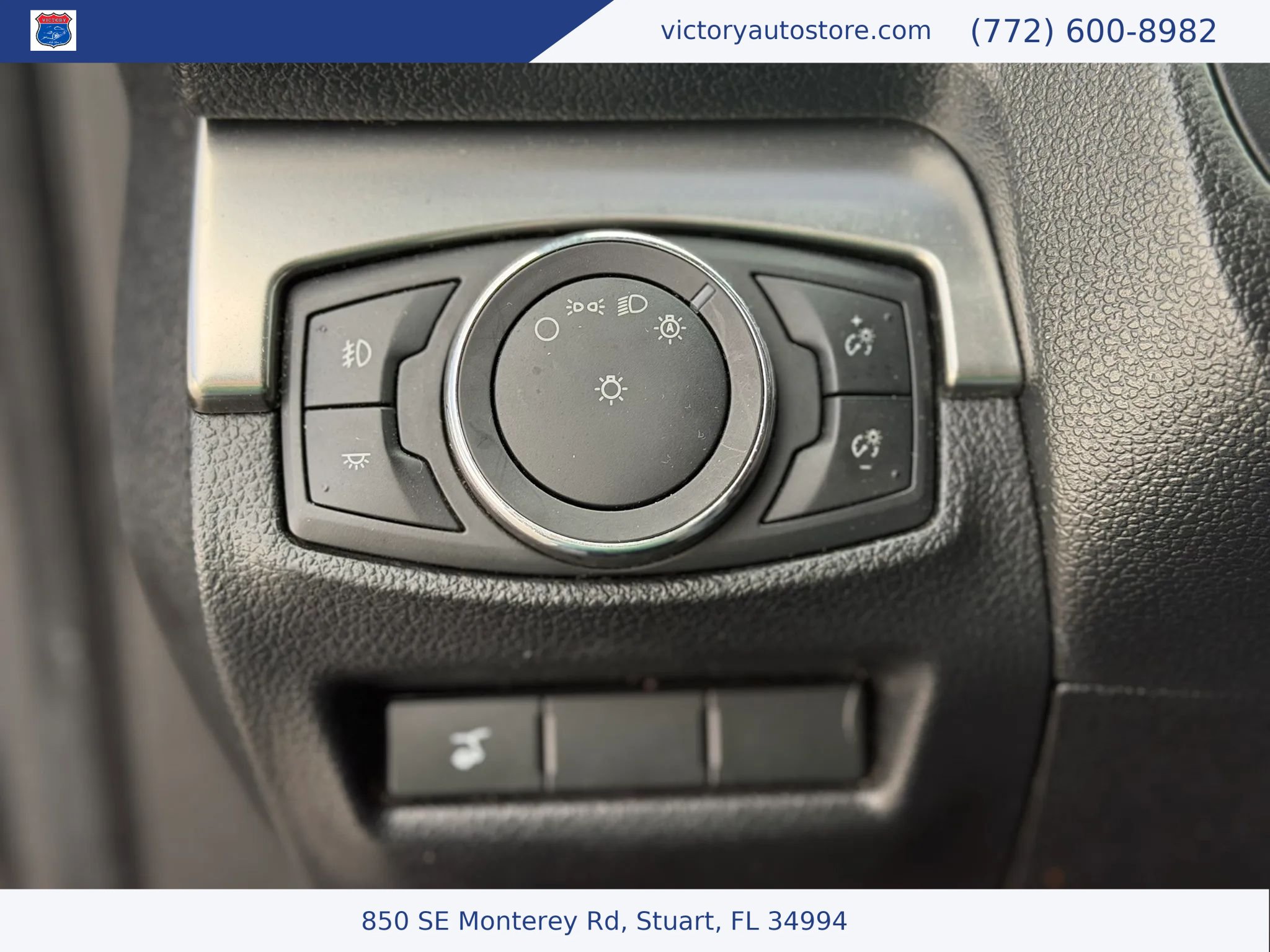 Used 2018 Ford Explorer XLT w/ Equipment Group 202A AWD/4WD image 29