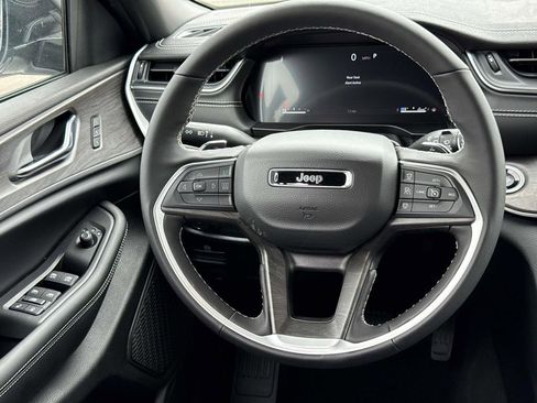 New 2025 Jeep Grand Cherokee Limited w/ Black Appearance Package image 10