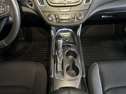 Used 2017 Chevrolet Malibu LT image 32