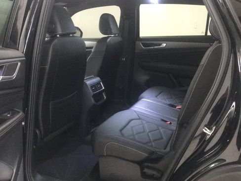 Used 2024 Volkswagen Atlas Cross Sport SE w/ Panoramic Sunroof Package FWD image 11