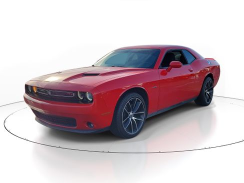 Used 2018 Dodge Challenger R/T image 2