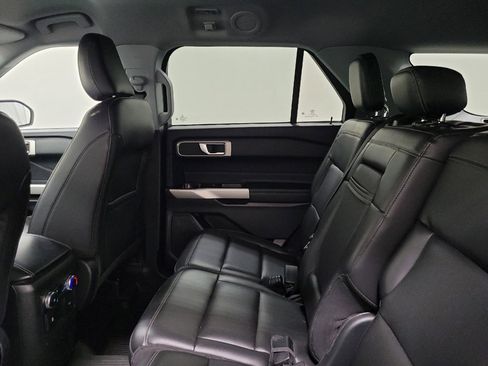 Used 2022 Ford Explorer XLT w/ Equipment Group 202A AWD/4WD image 18