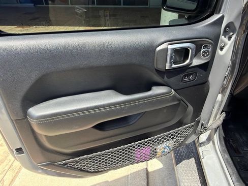 Used 2018 Jeep Wrangler Unlimited Sahara AWD/4WD image 39