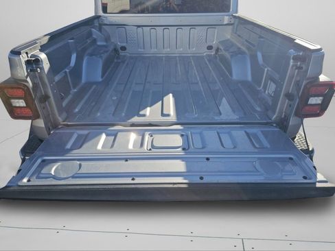 Used 2021 Jeep Gladiator Overland image 28