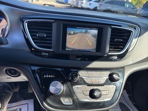 Used 2020 Chrysler Pacifica Touring w/ S Appearance Package image 18