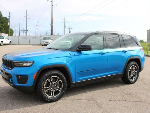 Used 2022 Jeep Grand Cherokee Trailhawk w/ Luxury Tech Group III AWD/4WD image 2