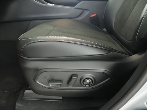 New 2025 Jeep Grand Cherokee Altitude image 10