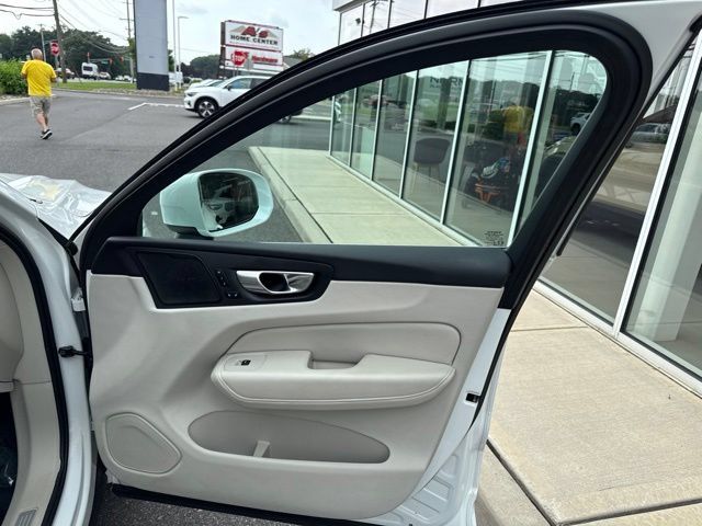 Certified 2022 Volvo XC60 B5 Inscription w/ Advanced Package AWD/4WD image 14