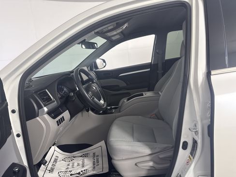 Used 2016 Toyota Highlander LE image 16