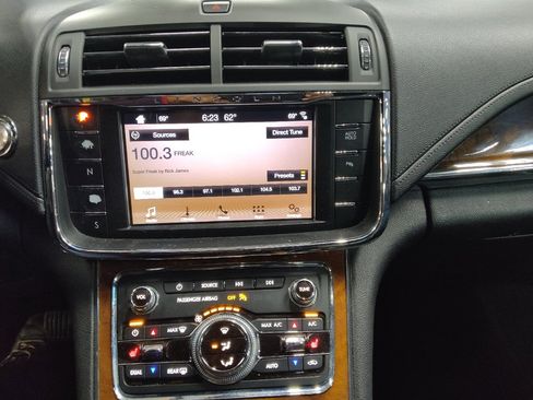 Used 2017 Lincoln Continental Select image 25