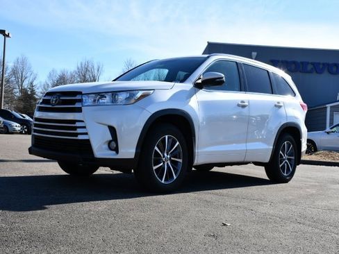 Used 2018 Toyota Highlander XLE image 3