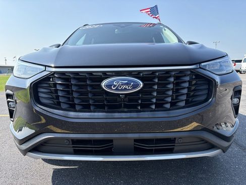 Used 2024 Ford Escape Platinum image 2