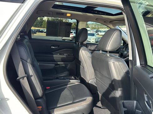 Used 2023 Nissan Pathfinder SL w/ SL Premium Package image 11