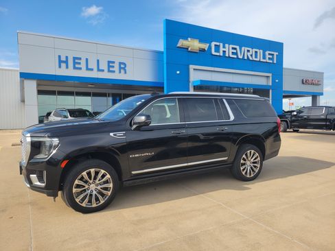 Used 2022 GMC Yukon XL Denali w/ Denali Ultimate Package AWD/4WD image 3