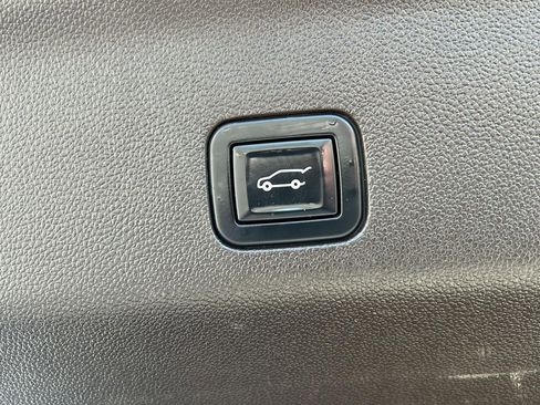 Used 2021 Chevrolet Suburban Z71 w/ Z71 Signature Package image 18