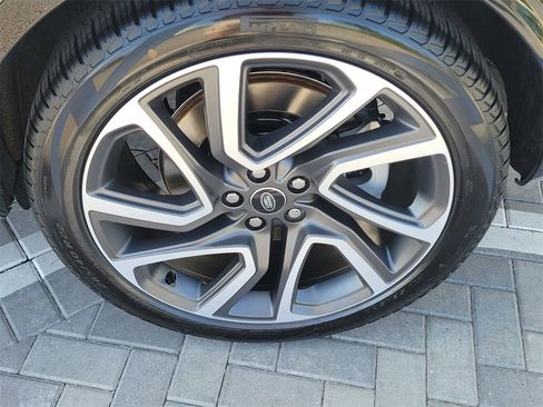 New 2025 Land Rover Discovery Dynamic SE image 14