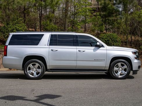 Used 2017 Chevrolet Suburban LT image 4