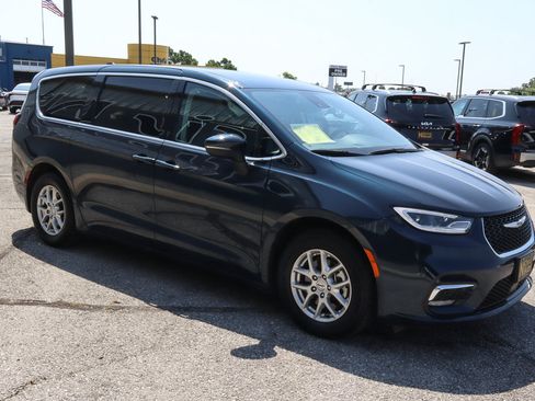 Used 2023 Chrysler Pacifica Touring-L FWD image 3