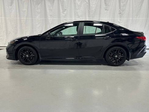 Used 2025 Toyota Camry SE image 4